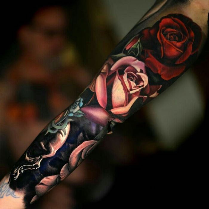 tattoo motieven, mouw tattoo met rozen en schedel