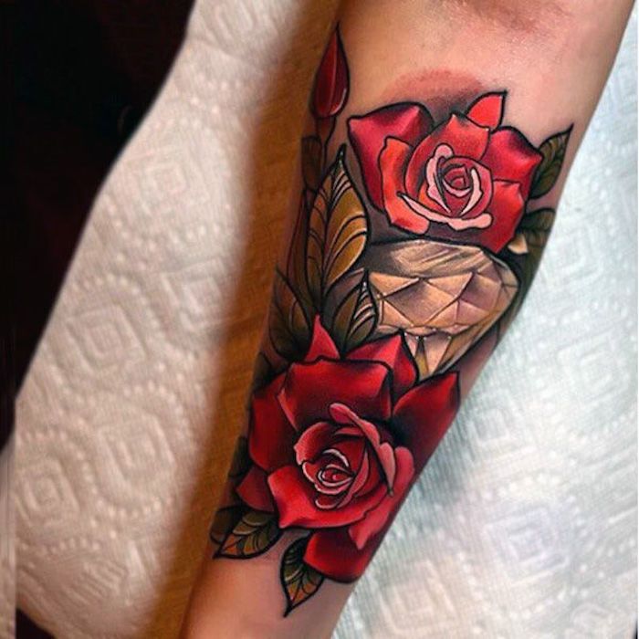 motive pentru tatuaje, tatuaj colorat cu trandafiri roșii și diamant