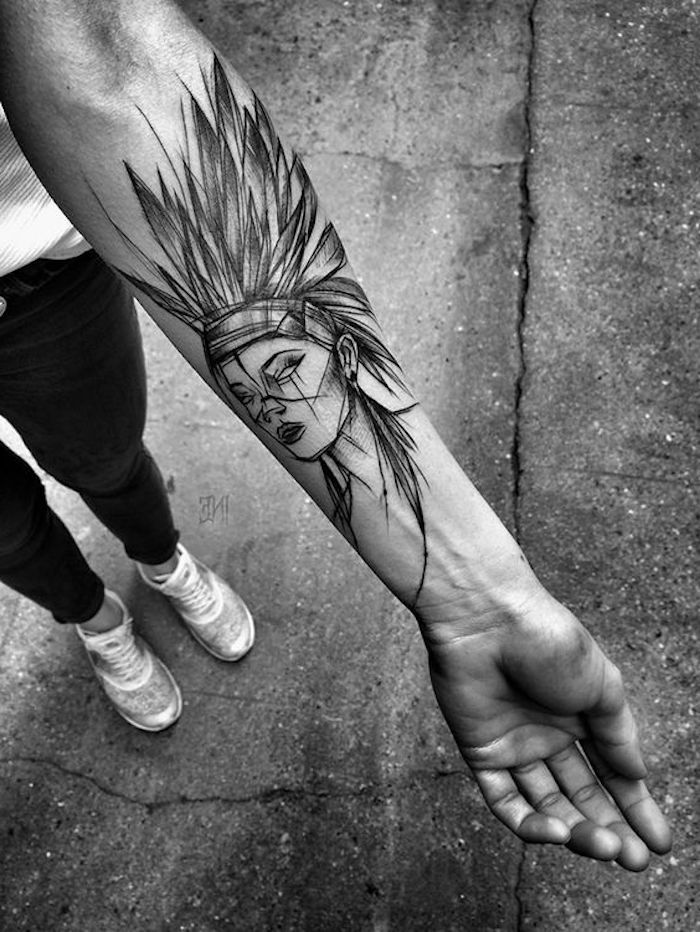 motive de tatuaj, tatuaje antebrat, femeie cu coafură indiană
