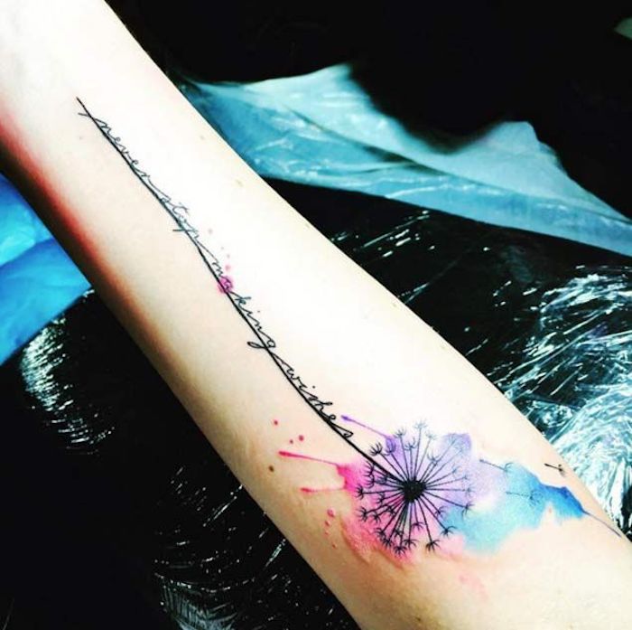 simboluri tatuaj, tatuaj acuarelă în albastru, lil și roz pe braț