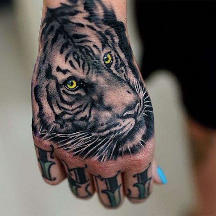 tiger huvud tatuering, finger tatuering, kvinna, hand tatuering, hand