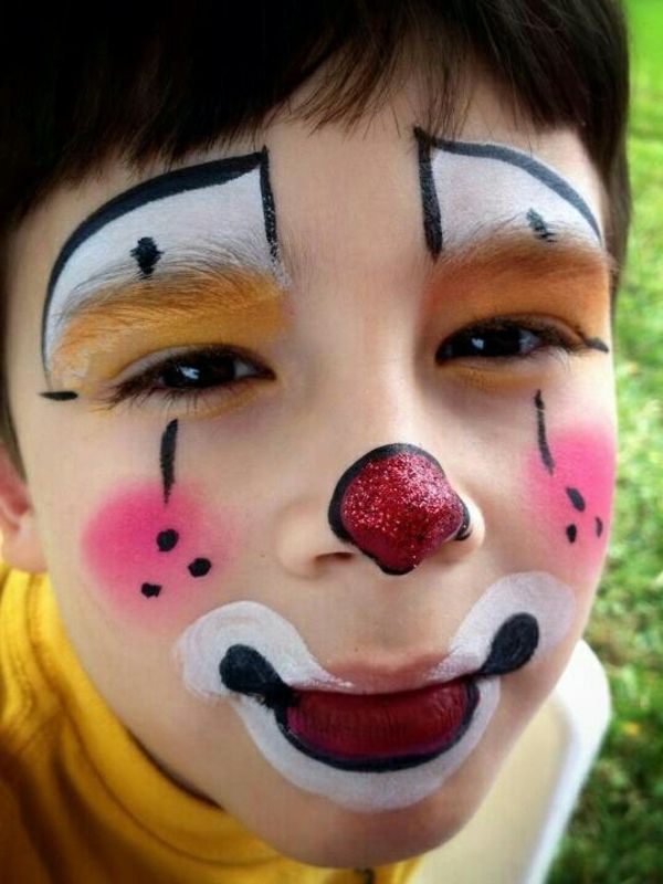clown ansiktsmålning - coolt utseende - foto taget från nära