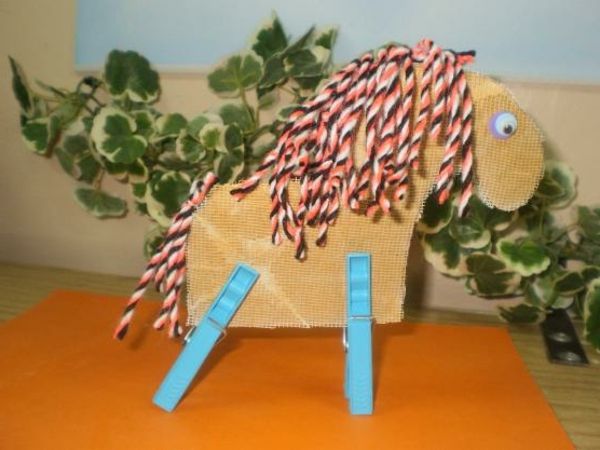 idee artigianali per la scuola materna - un cavallo fai-da-te - lascia dietro di sé