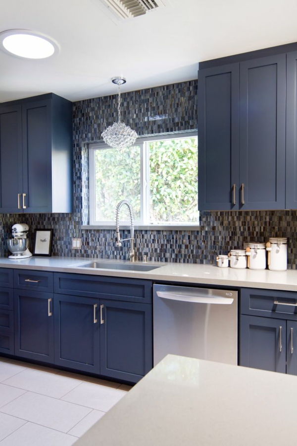 maža ir moderni virtuvė su mėlynu dizainu