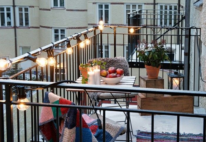 9schmalen-balcon-set-model covor-dormit-pătură colorat-lemn-masă picioare de iluminat din metal-balcon