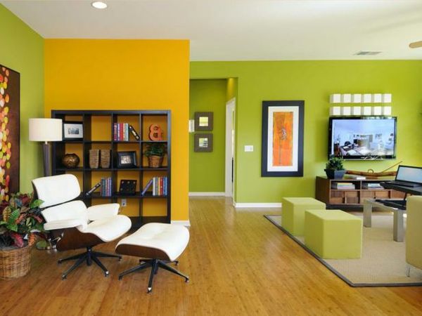 oranžinė ir žalia gyvenamajame kambaryje - moderni baltoji kėdė
