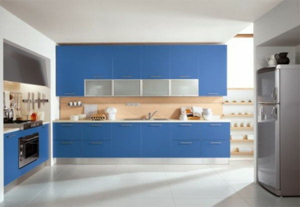 puiki didelė moderni mėlyna virtuvė