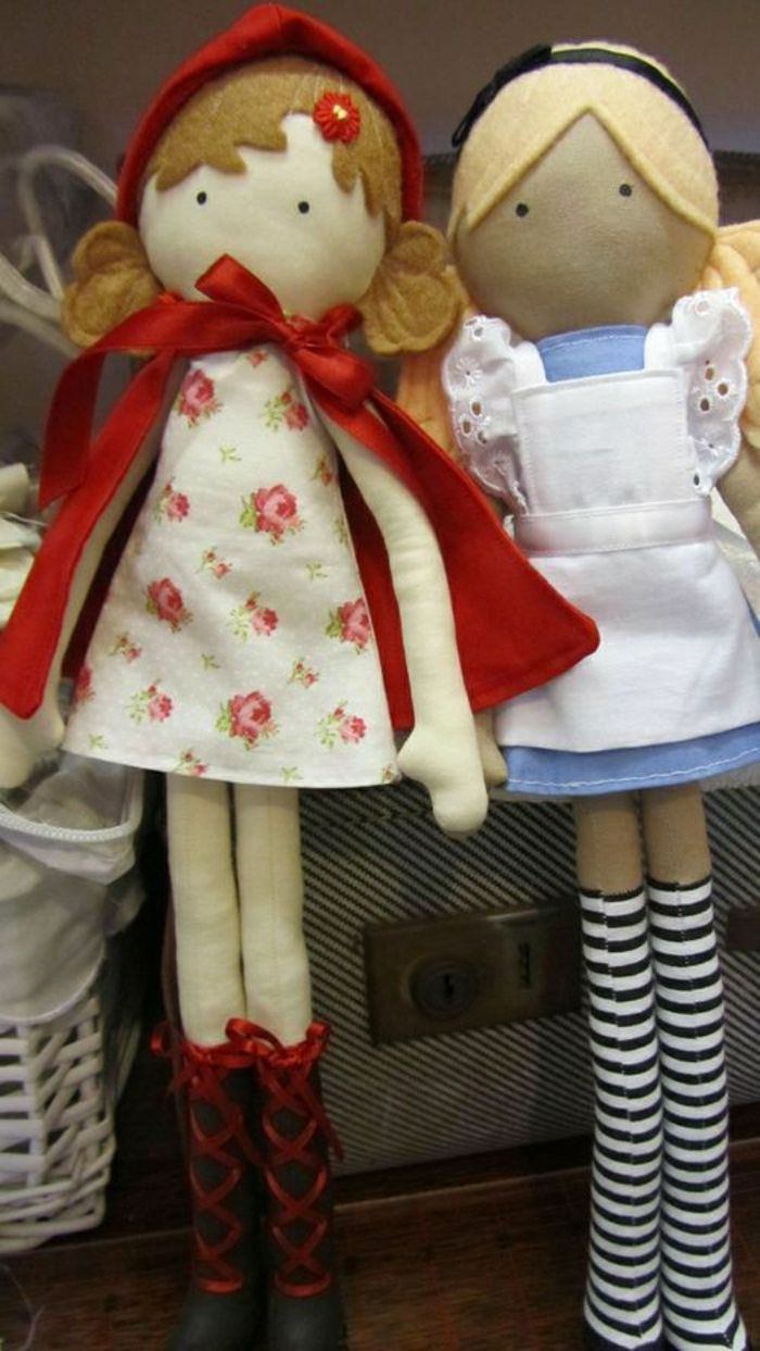 Alice-in-Wonderland-litt-Red-Riding Hood starých bábik
