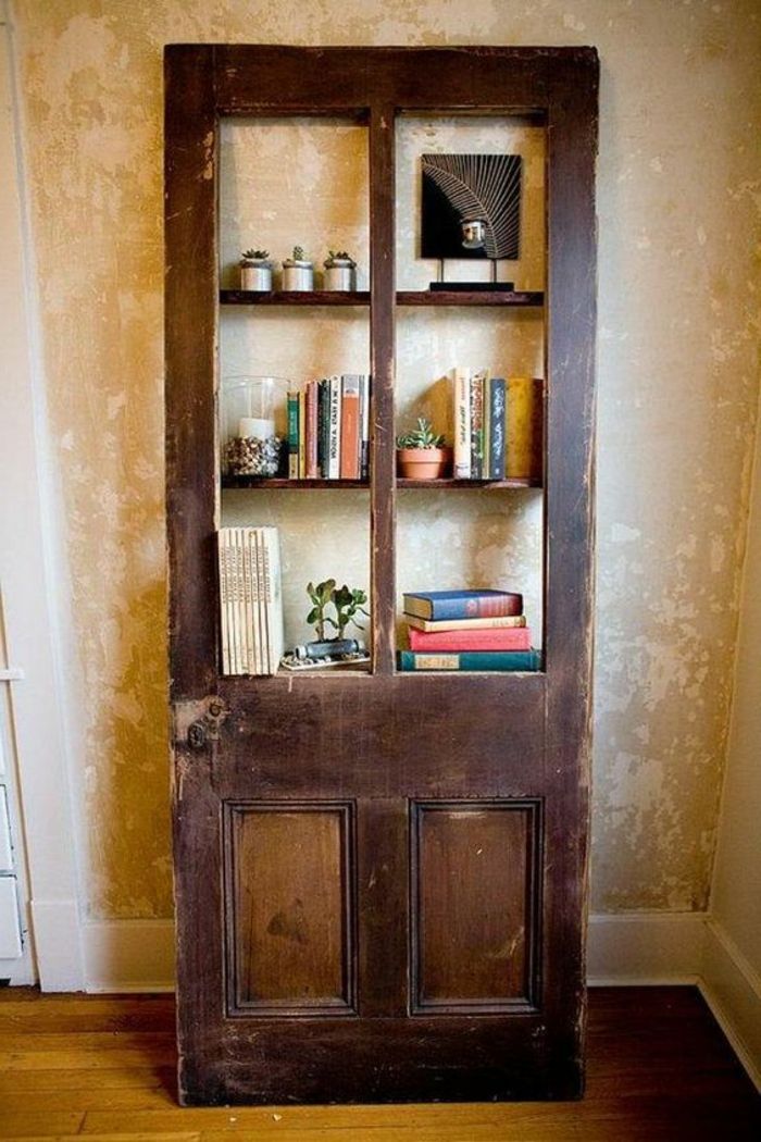 Oud-deur-deco-brow-deur-as-boekenplank-beige muren