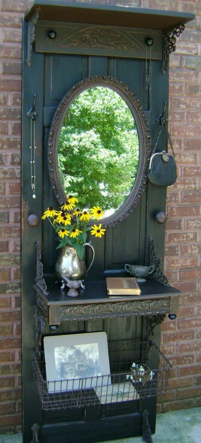 Oud-deur-deco-in-de-tuin-antique-mirror-vaas-met-gele-bloemen