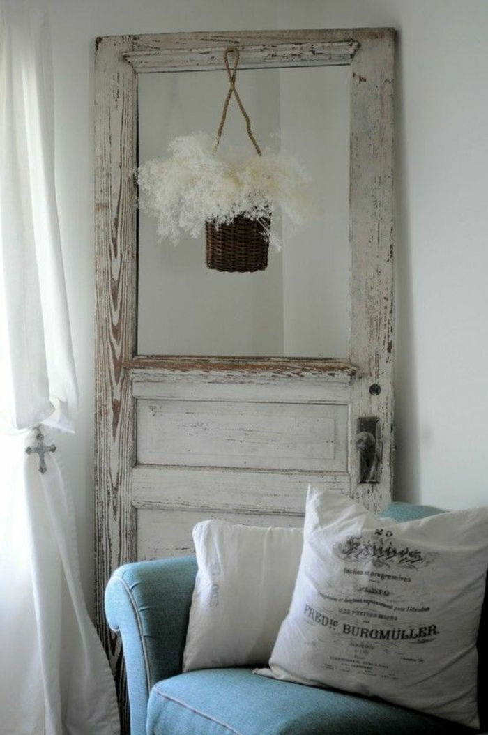 Oud-deur-deco-in-white-color-with-hanging-bloempot-achter-blauw-bank