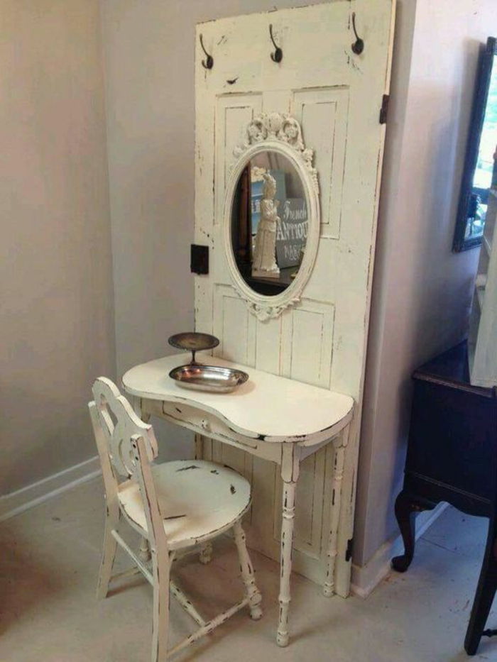 Oude deuren-decoreren-dressing table-in-vintage-style-with-round-antique-mirror