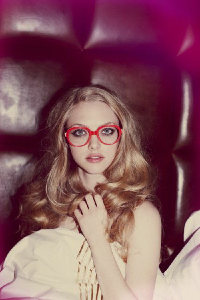 Amanda Siegfried med-rød-retro briller