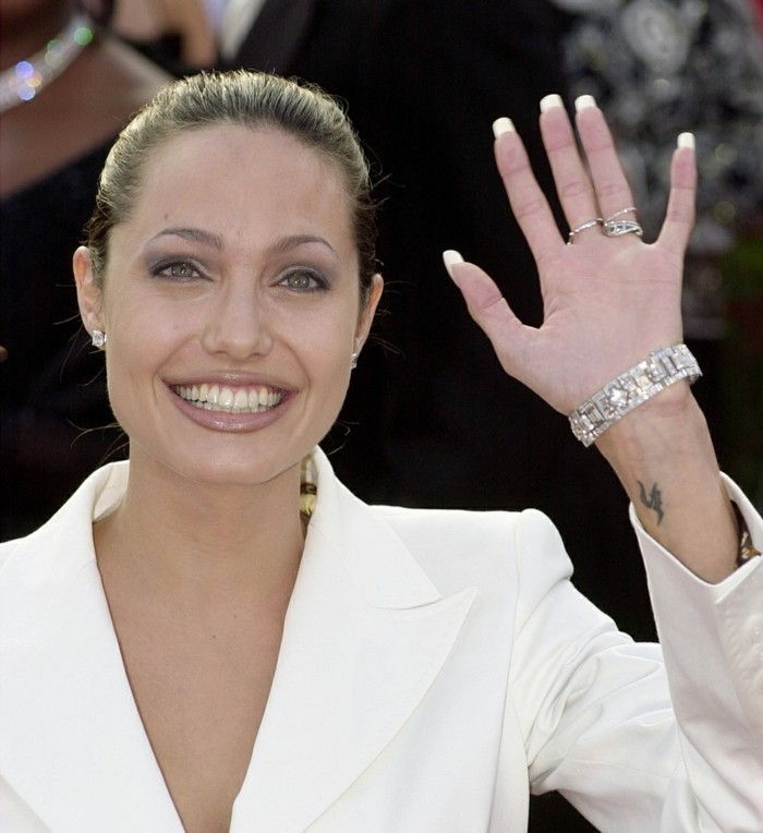 Angelina-Jolie-maža tatuiruotė drakonas atstovavimas
