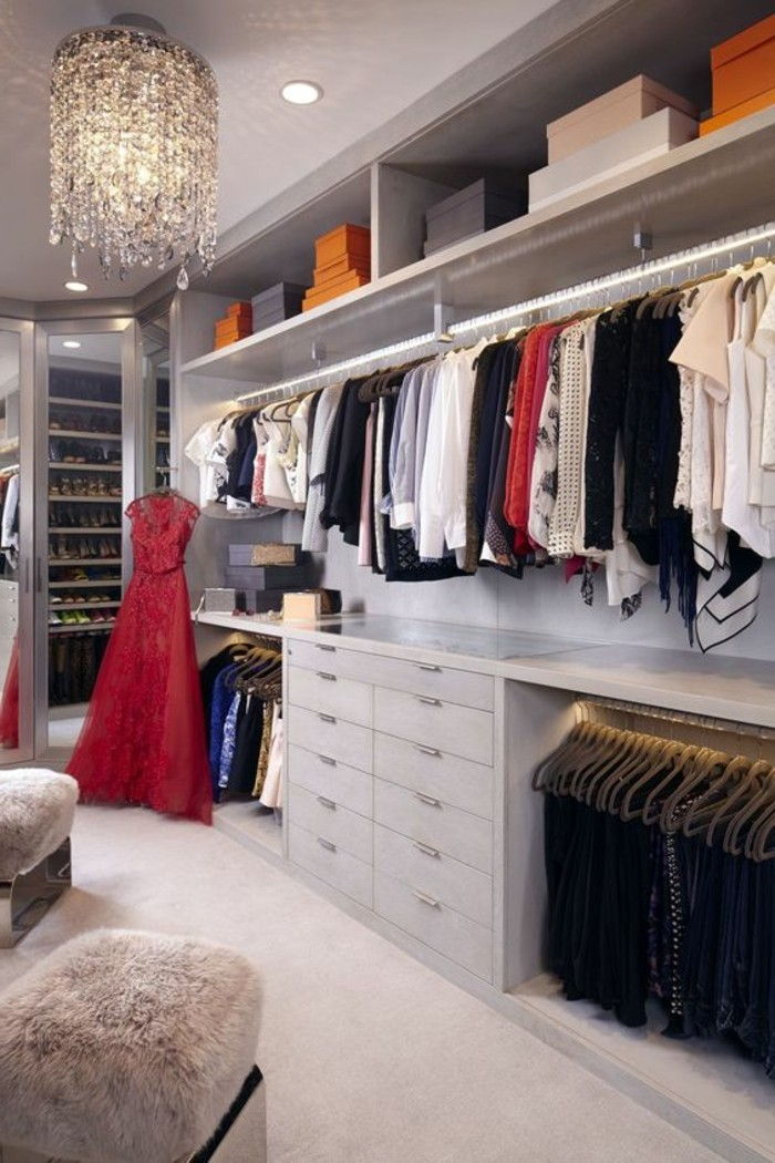 การแต่งกายชุดสีเทา walk-in closet สีแดงชุดชุดราตรีโคมระย้าออกคริสตัล