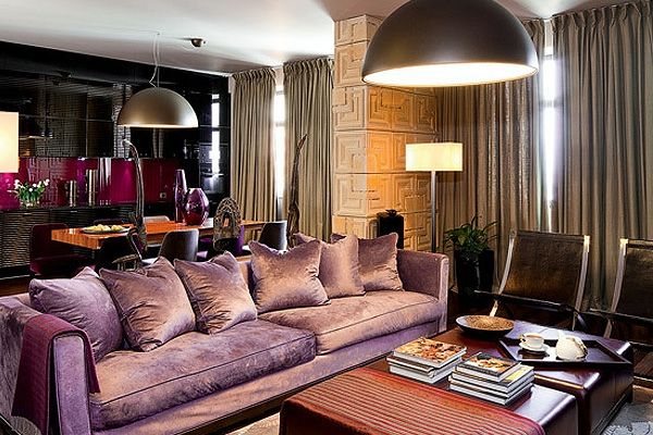 stil artdeco - eleganten vijoličen kavč z vlečnim blazino v dnevni sobi