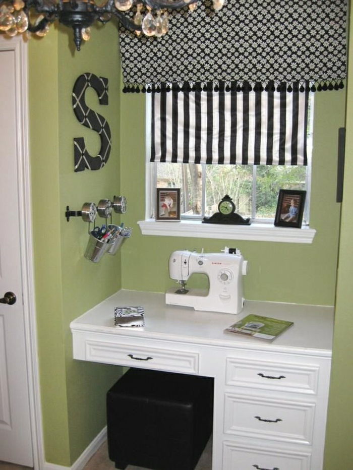 Macchina cassetti per cucire le tende in bianco e nero per ufficio-verde bianco-tavolo-pareti-