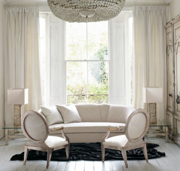 Artdeco stil - kristalni lestenec nad belim kavčem