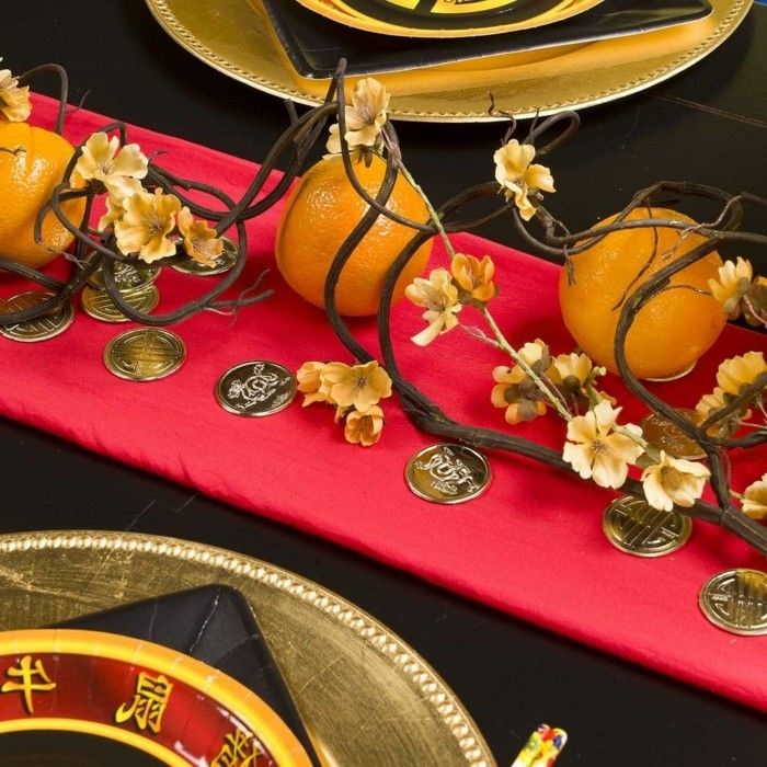 Asian výzdoba stola s čínskymi mincami