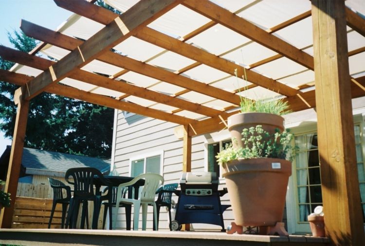 Pergola-acoperiș din sticlă-lemn-chic-nobil-design modern-terasa-grădină se pot relaxa