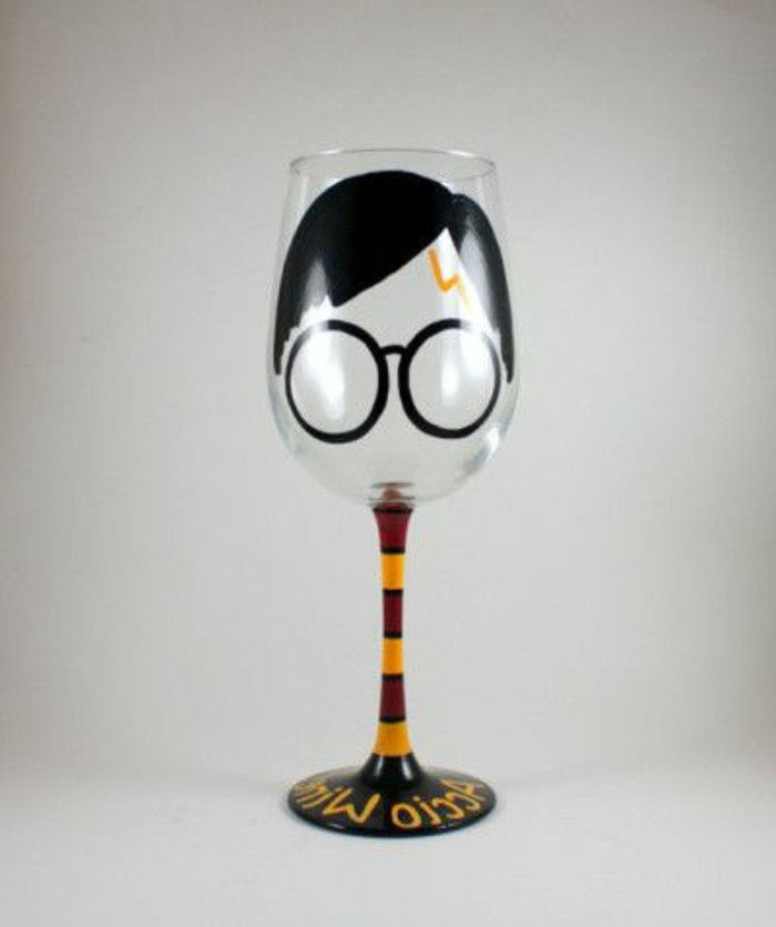 Neįprastos gimtadienio dovanos-A-Haris Poteris vyno stiklo