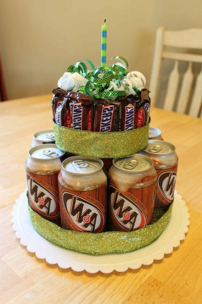 Neįprastos gimtadienio dovanos-A-pyragas-in-the-mėgstamų saldainių ir gėrimų