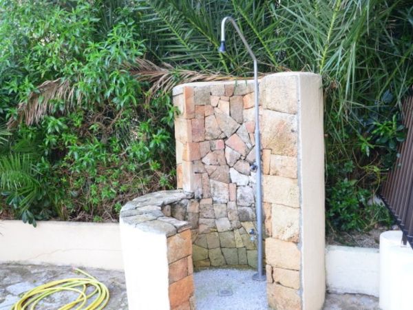 chuveiro-com-a-pedra outdoor parede-the-jardim