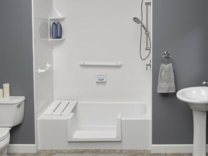 Bad-utan-plattor-a-vit-duschvägg med-bank