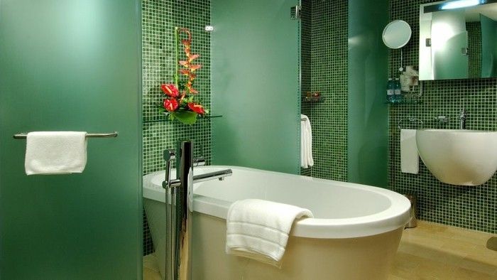 Bad-utan-plattor-med-green-glasväggar och-blommor-as-decoration
