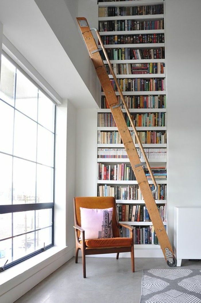 Knjižna polica z lestev, kjer-dani-me-drugače-vseh-knjig