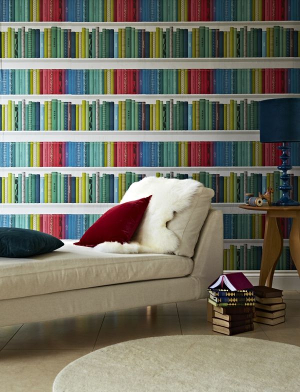 Livros de parede com livros coloridos-redimensionada