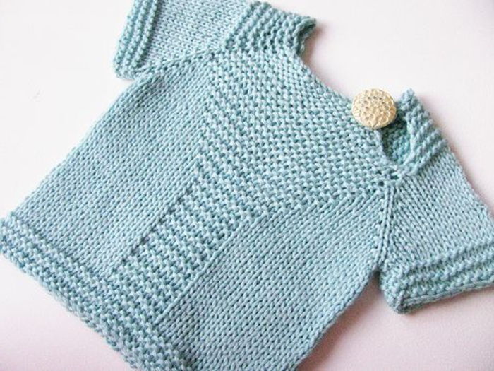 Pat-pulover tricotat-in-albastru-buton-croșetat