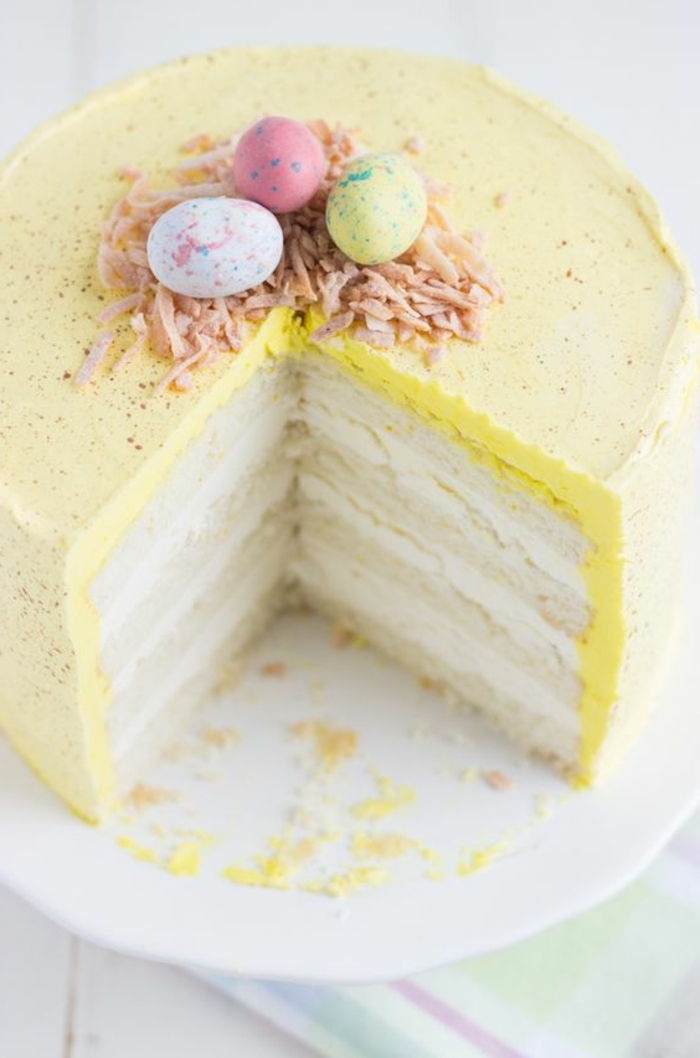 pyszne ciasto na Wielkanoc z pisanki kwaśną cytryną