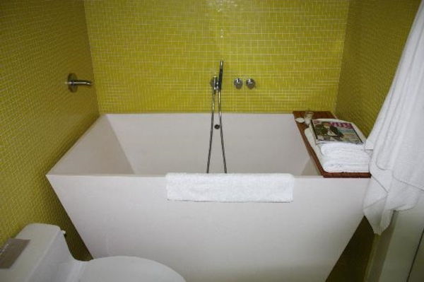 Bath-dla-mały-łazienka-zielona ściana Olive