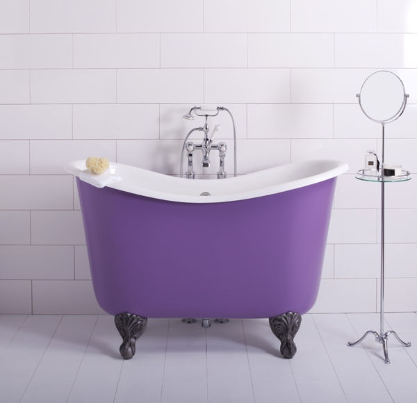 chłodny bath-dla-małej łazience-w-kolorze fioletowym