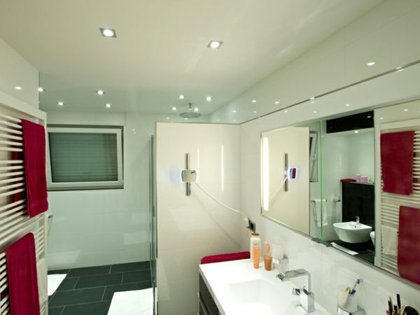 idee di design bagno illuminazione-by-the-soffitto - bagno privato a casa