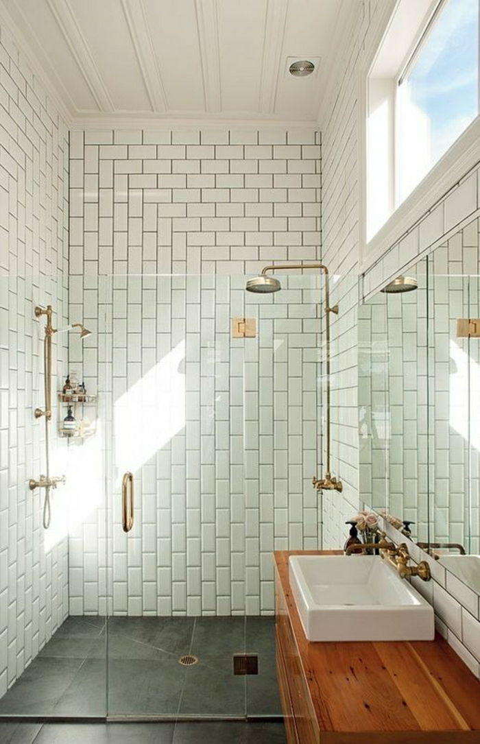 paredes do banheiro de tijolos e branco de mesa Chuveiro de vidro pia-madeira