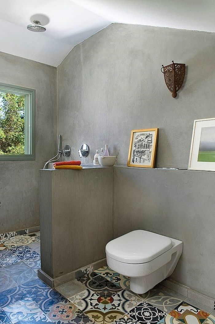 Banyo ile gri-duvarlarda-ve renkli yer karoları
