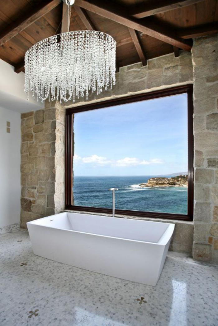 Kúpeľňa s-pekným výhľadom-in-rustikálnom štýle kamenný múr drevený strop nádherné krištáľových lustrov