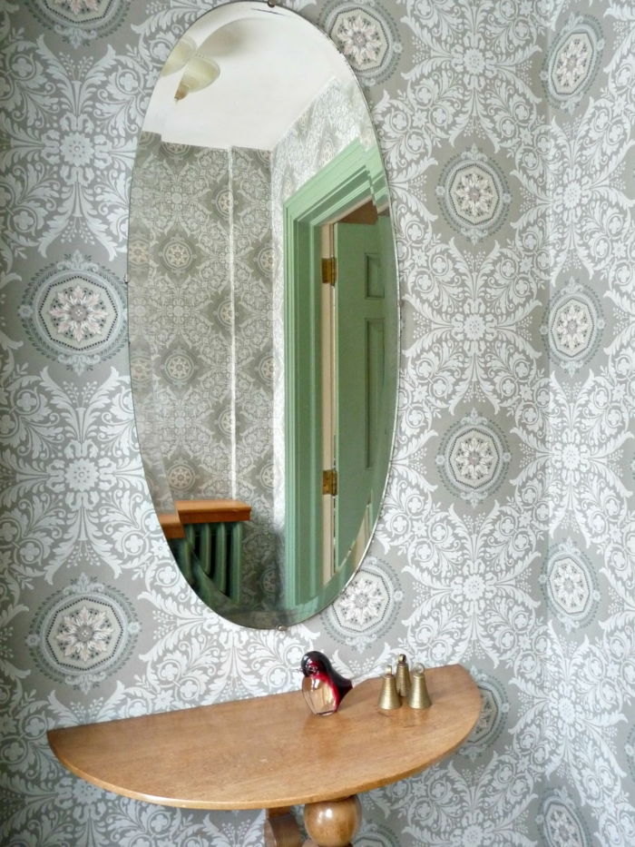 Badrum retro modell wallpaper-grå-vit inredning