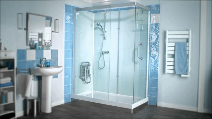 Vonios balta-mėlyna-plytelių dušas ir stiklo veidrodis kriaukle
