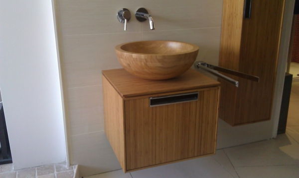 Meble łazienkowe wykonane z bambusa bambus pomysł szafek w łazience