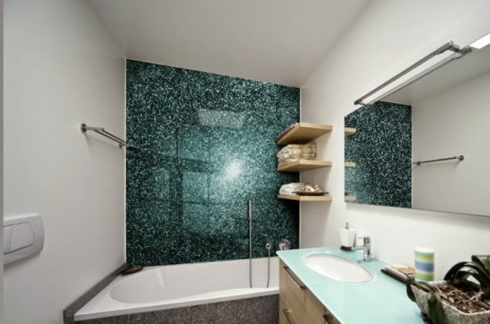 Badrum väggar-utan-plattor-grön-spegel-och-stort-långsträckt-spegel