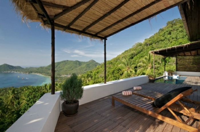 exotisk balkong träbalk lounge möbler träblomma växter