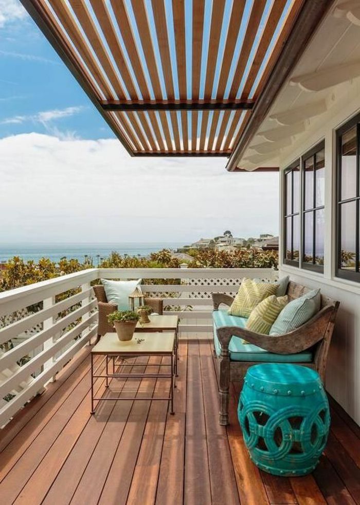 Gör en balkong takläggning träskuggning möbler för en terrass