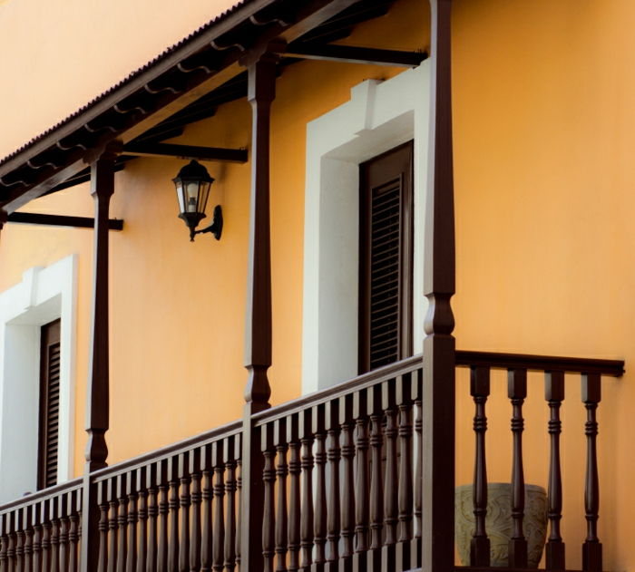 Drewniany balkonowy ciemnego brązu żółty fasadowy zewnętrzny oświetlenie