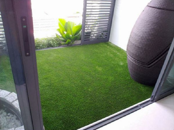 Balkon z umetno travo idejo - za oblikovanje