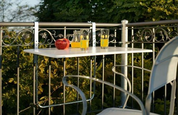 Balcon-cu-un-agățat de masă de masă pliantă pentru Idea balcon