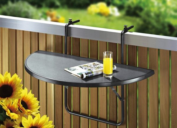Balkong-med-en-hängande bord i svart trä räcke