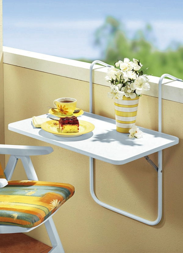 Balkong-med-en-hängande bord i vit vas med blommor